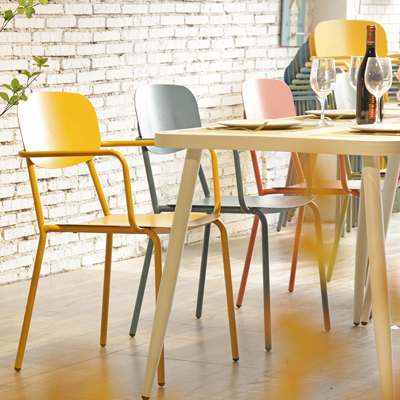Silla apilable para restaurante de interior y exterior de aluminio para muebles comerciales con respaldo y brazo
