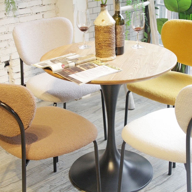 Tavolo da pranzo per caffè con piano in legno di quercia a forma di tromba in ferro di nuovo design