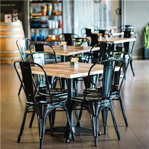 Tolixs industriella matstol i metall i Storbritannien café inomhus och utomhus