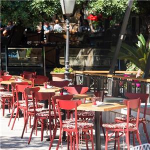 Σετ καρέκλας από μεταλλικό σύρμα Μπαλκόνι εξωτερικής καρέκλας σε σέρβικο εστιατόριο