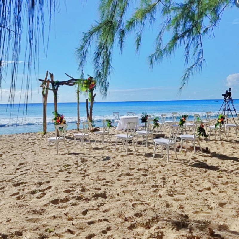 Dışında Romantik Çim Sahil Sahili Kokteyl Etkinliği Düğün Sandalyesi Ve Masası
