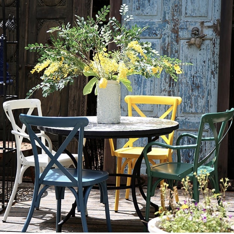 Sedia e tavolo da giardino per terrazza con balcone domestico