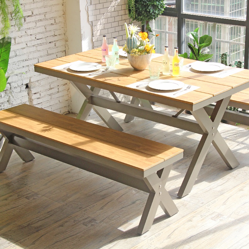 Tavoli e sedie rettangolari in legno per patio esterno