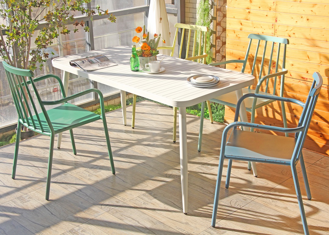 outdoor dining tables and chairs