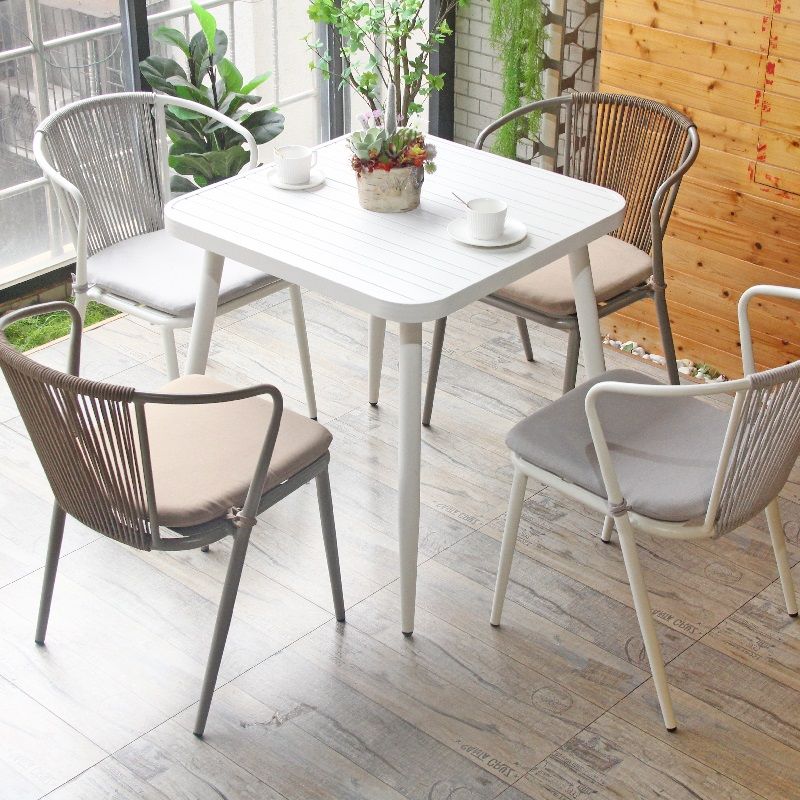 Lyxig modern innergård Gräsmatta Trädgård Flätad repkudde Sits Restaurang Café Matstol