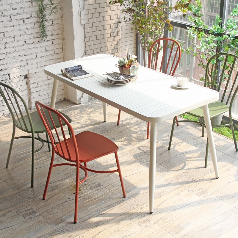 La aplicación de muebles de exterior en restaurantes y cafeterías.