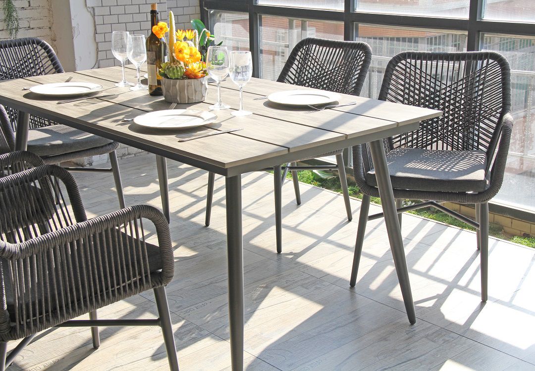 outdoor dining table