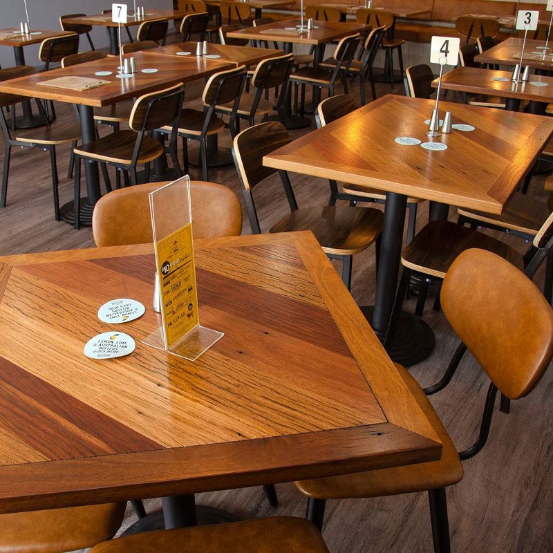 Multiplex eetkamerstoelen en lederen eetkamerstoelen gebruikt in Australisch restaurant