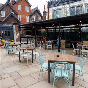 Mode kleurrijke aluminium eettafels en stoelen voor stedelijke dorpscafés in Groot-Brittannië