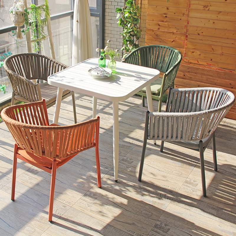 Cadeira de jantar de tecelagem de corda plana elegante para área externa de café bistrô