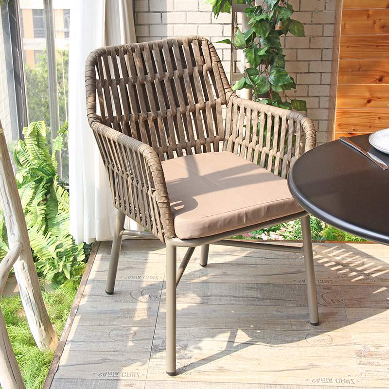 Китай Одм Креативный коричневый просторный стул из полиэстера с плоской веревкой на открытом воздухе, производитель