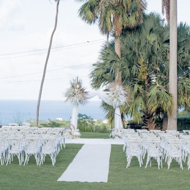 Sedia classica con schienale incrociato in alluminio per decorazioni di nozze perfette alle Barbados