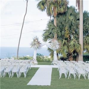 Silla con respaldo cruzado clásico de aluminio con decoración perfecta para bodas en Barbados