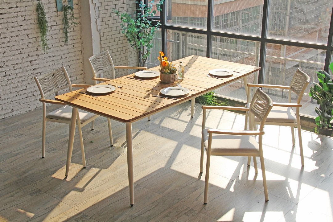 Outdoor Dining Tables And Chairs