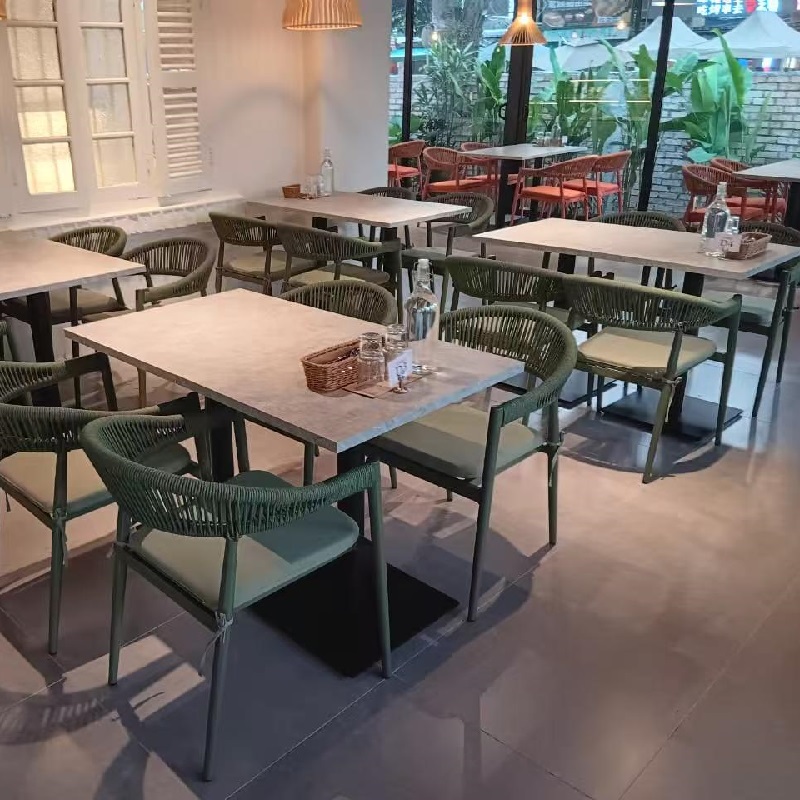 Eetkamerstoelen en eettafel van geweven touw gebruikt voor Limapulo Cafe