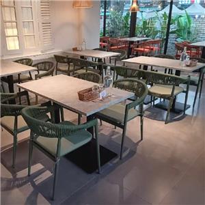 Sillas de comedor y mesa de café de cuerda tejida para el café Limapulo