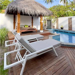 Moderne aluminium PE-rotan loungestoel voor buiten