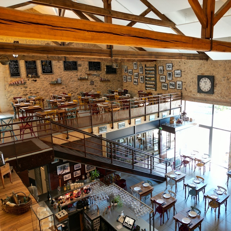 Eetkamerstoelen met gekruiste rugleuning en Thonet-eetkamerstoelen gebruikt voor Les Tables Du Bistrot