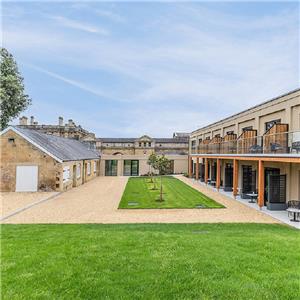 Καρέκλες υφασμένες με σχοινί και τραπέζια από μωσαϊκό που χρησιμοποιούνται για το Βικτώρια Πηγές Τσιφλίκι