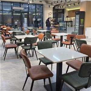 Fauteuils de café modernes en cuir et tables basses sur mesure pour la boulangerie-café Samsa King.