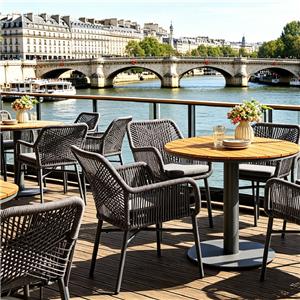 Matstolar i vävt rep för utomhusbruk och bistrobord för La Rive Fine Bistro