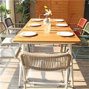 Eetset voor buiten: tafel, stoelen, teakhouten lattentafel en stoelen met veelkleurig touwvlechtwerk.