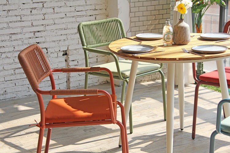 Lightweight Outdoor Round Table Wood Slat Surface Metal Frame (10).JPG