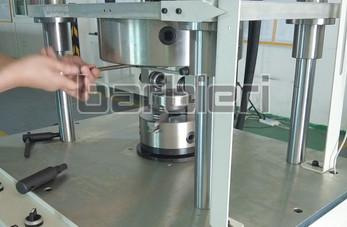 Pulley ring pressing machine