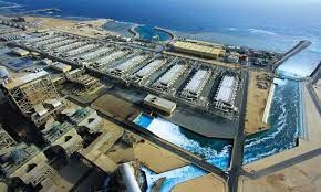 Large-scale water desalination systems