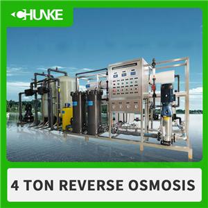 ¿Cuánta electricidad consume un sistema de tratamiento de agua por ósmosis inversa de 4 toneladas por hora?