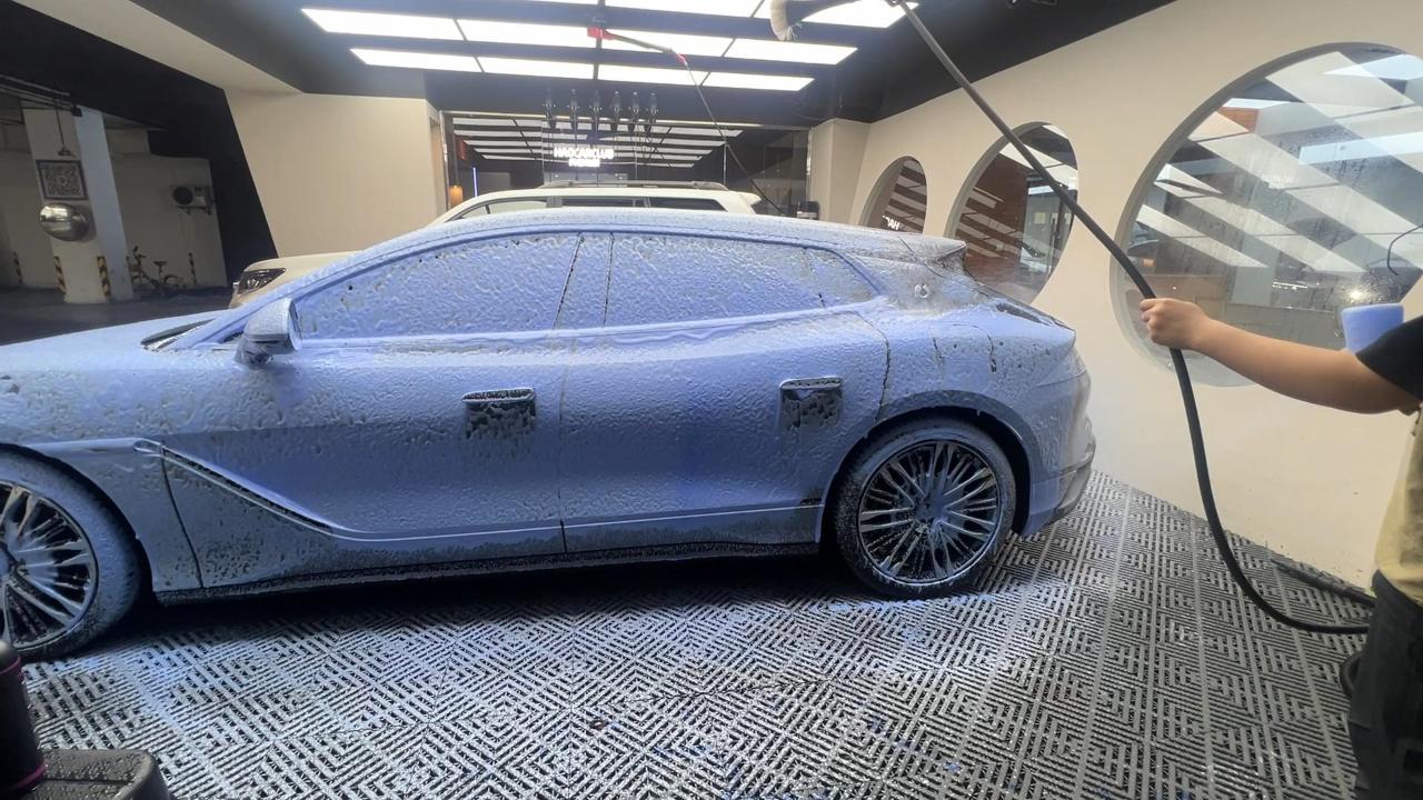 blue color snow foam shampoo