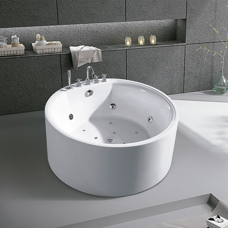 Big Round Freestanding Tub With Brass Fitting