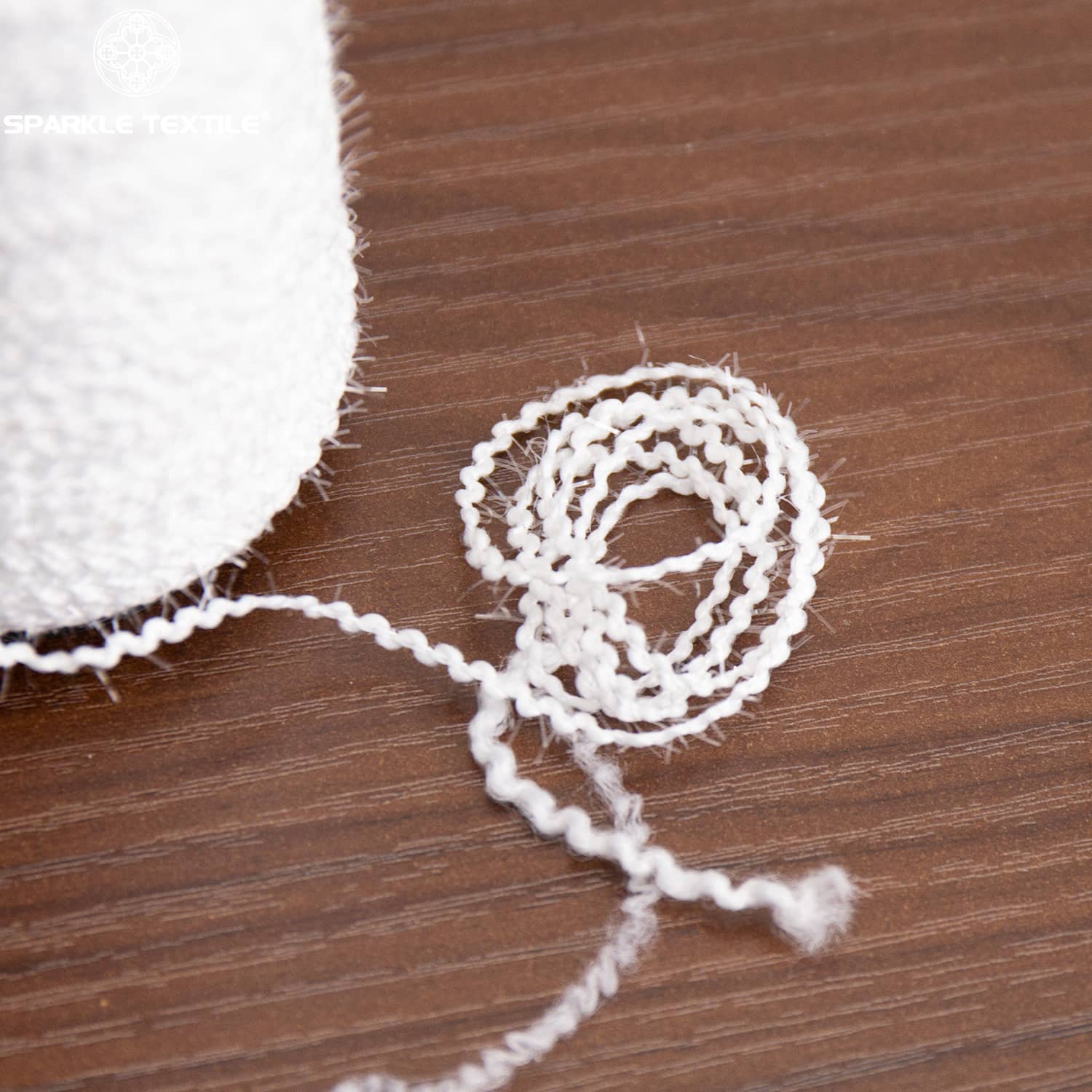 White Eyelash Yarn 100% Polyester Half Velvet Fancy Yarn Soft Feather Yarn for Loungewear Fabric Knitting