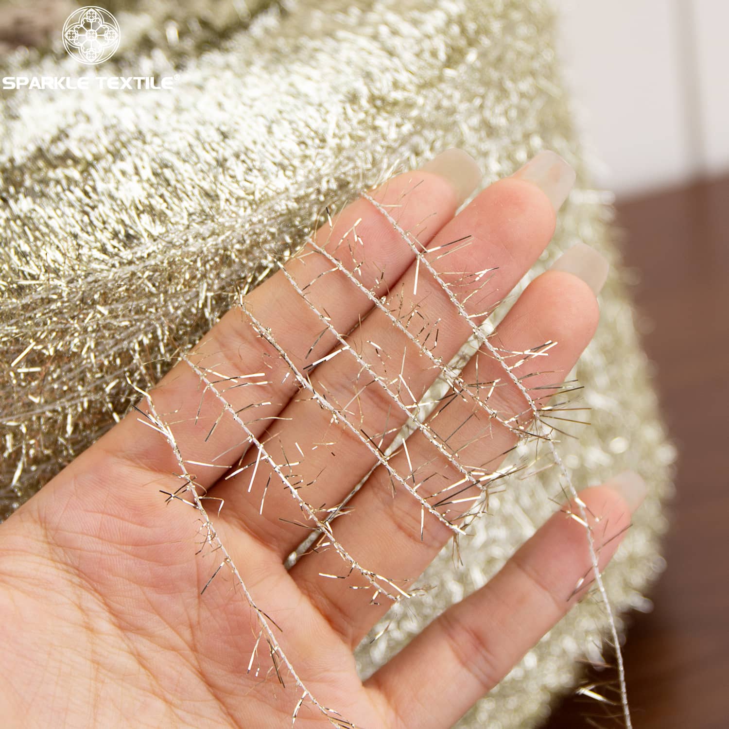 Metallic Tinsel Eyelash Yarn Feather Yarn Polyester Shiny Metallic Thread Feather Fancy Yarn for Festival Garment Knitting