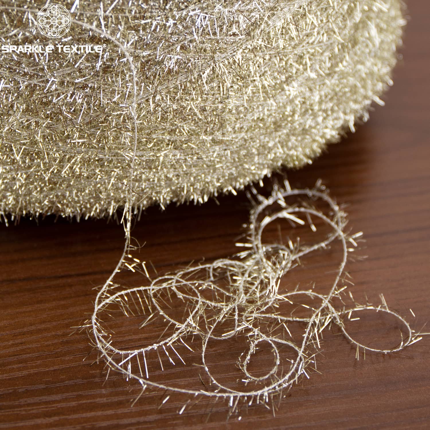 Metallic Tinsel Eyelash Yarn Feather Yarn Polyester Shiny Metallic Thread Feather Fancy Yarn for Festival Garment Knitting