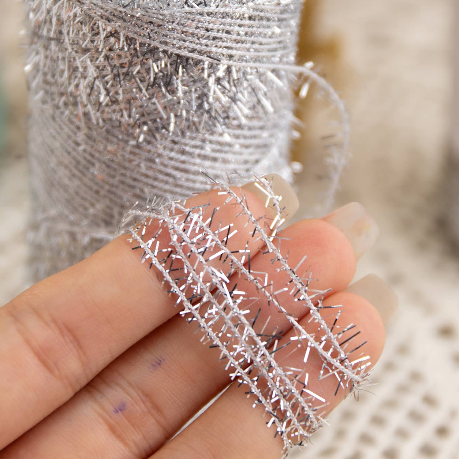 200m Packing Glitter Metallic Feather Fancy Yarn Metallic Tinsel Eyelash Yarn Feather Yarn for Festival Garment Knitting Weaving