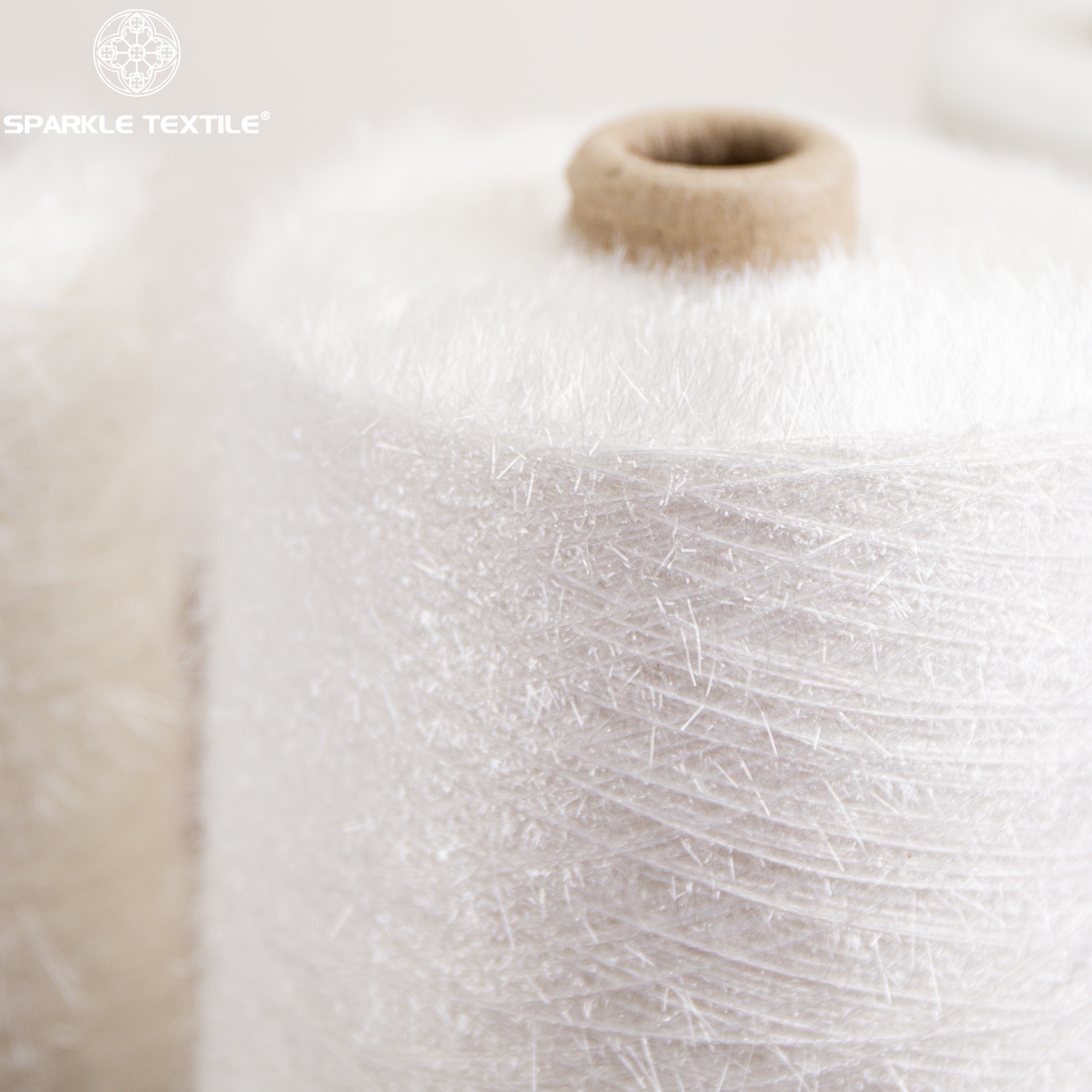 Eyelash Fancy Yarn White Polyester Feather Fluffy Yarn for Knitting Weaving Garment Textile Decoration
