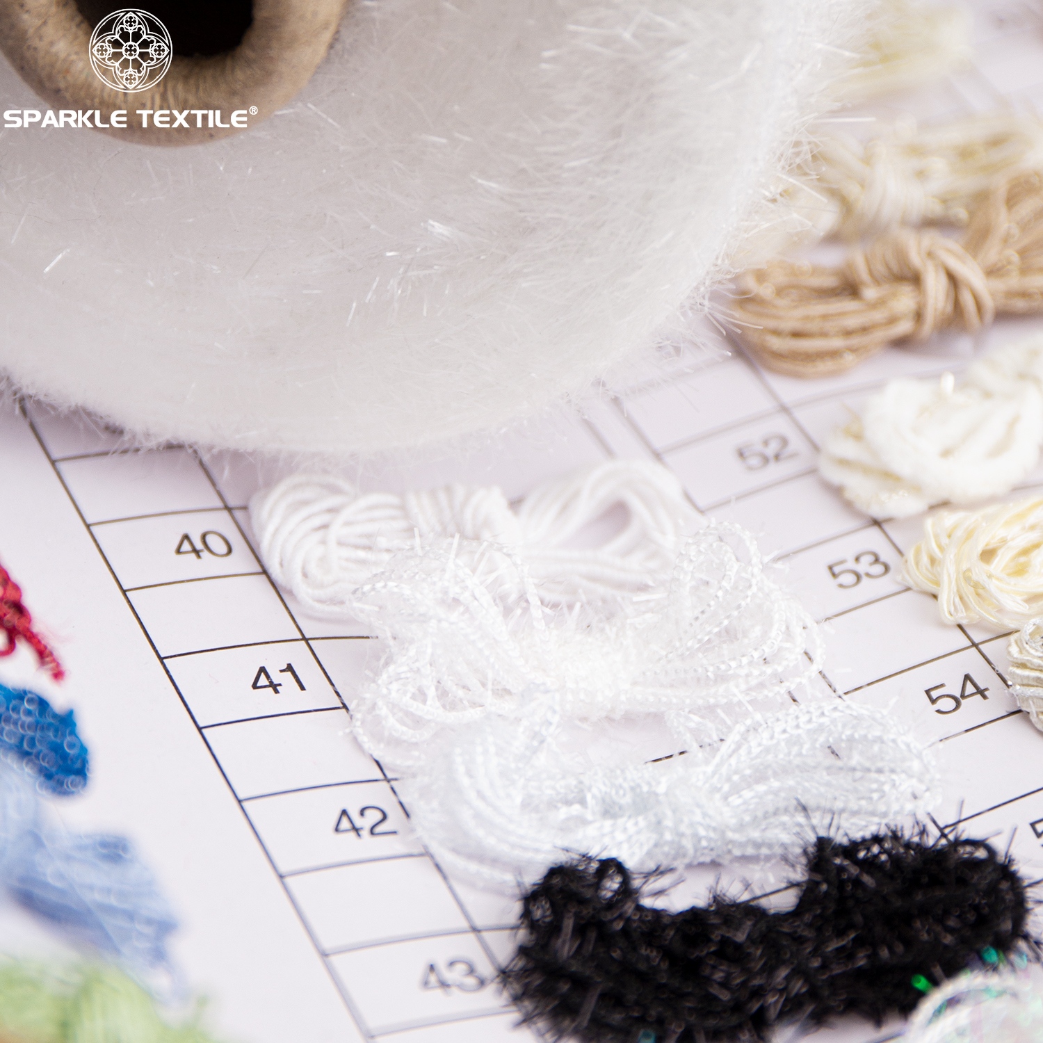 Eyelash Fancy Yarn White Polyester Feather Fluffy Yarn for Knitting Weaving Garment Textile Decoration