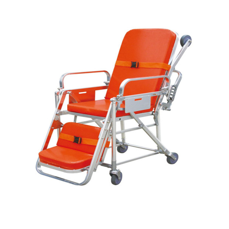 Больничная машина скорой помощи, сложенная в носилки для инвалидной коляски