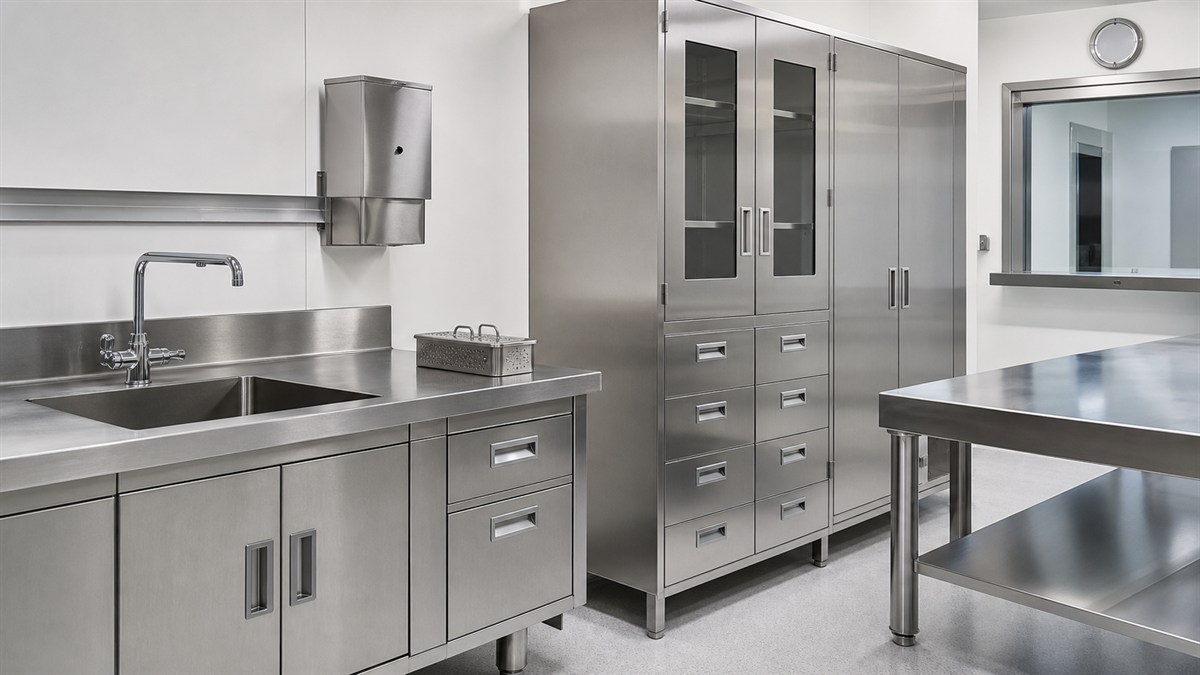 Guía de compra de mobiliario médico de acero inoxidable para proyectos de patología y morgue.