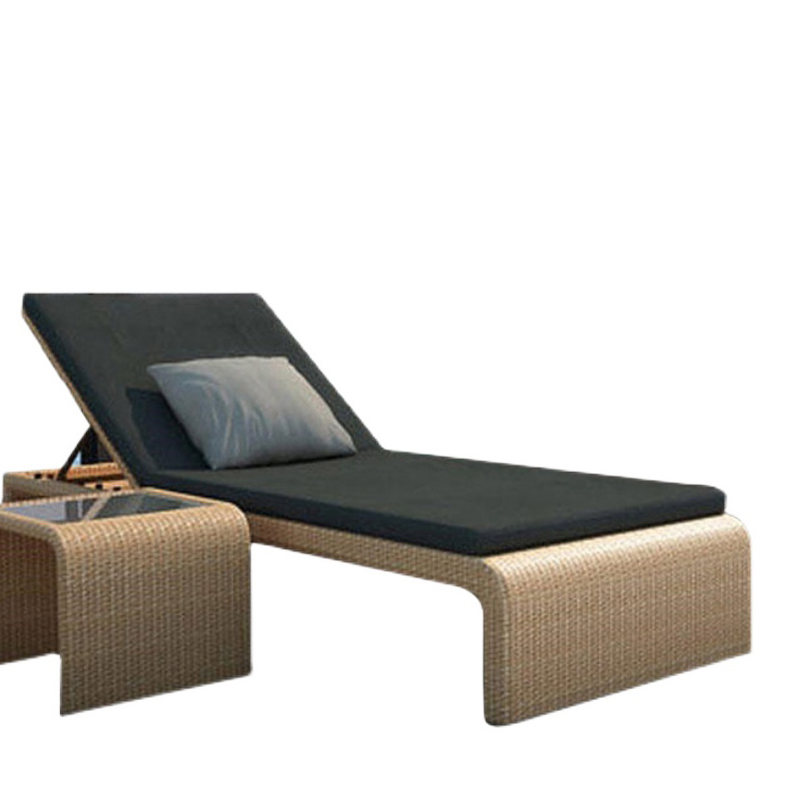 Chaise longue de piscine en rotin de meubles de jardin d'hôtel