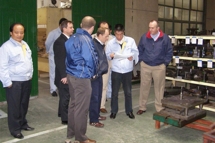 Los clientes extranjeros visitan nuestra fábrica