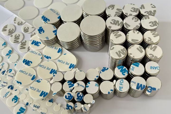 Magnete al neodimio N52 ultrasottile con adesivo 3M