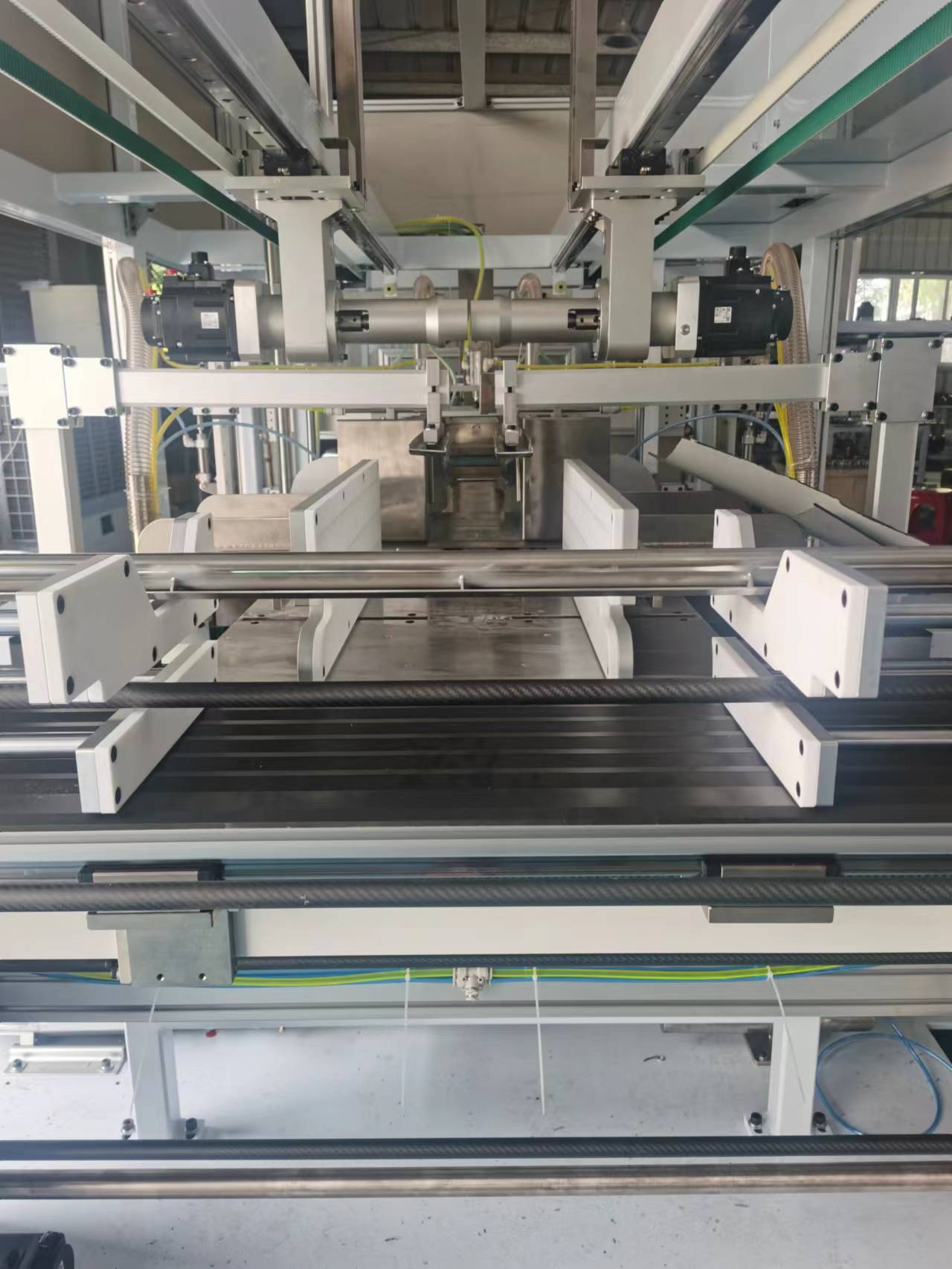 新しく構築された高速フルサーボパッケージングマシンに2つの圧縮ステージを組み込む必要があるのはなぜですか？