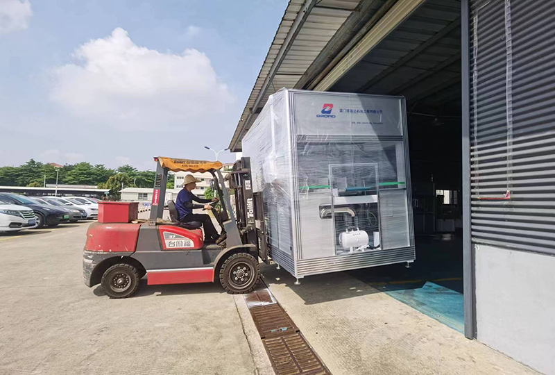 सप्ताह का जहाज; पूरी तरह से ऑटो। क्वांझोउ में लिओउ के लिए डायपर मशीन वितरित की जा रही है