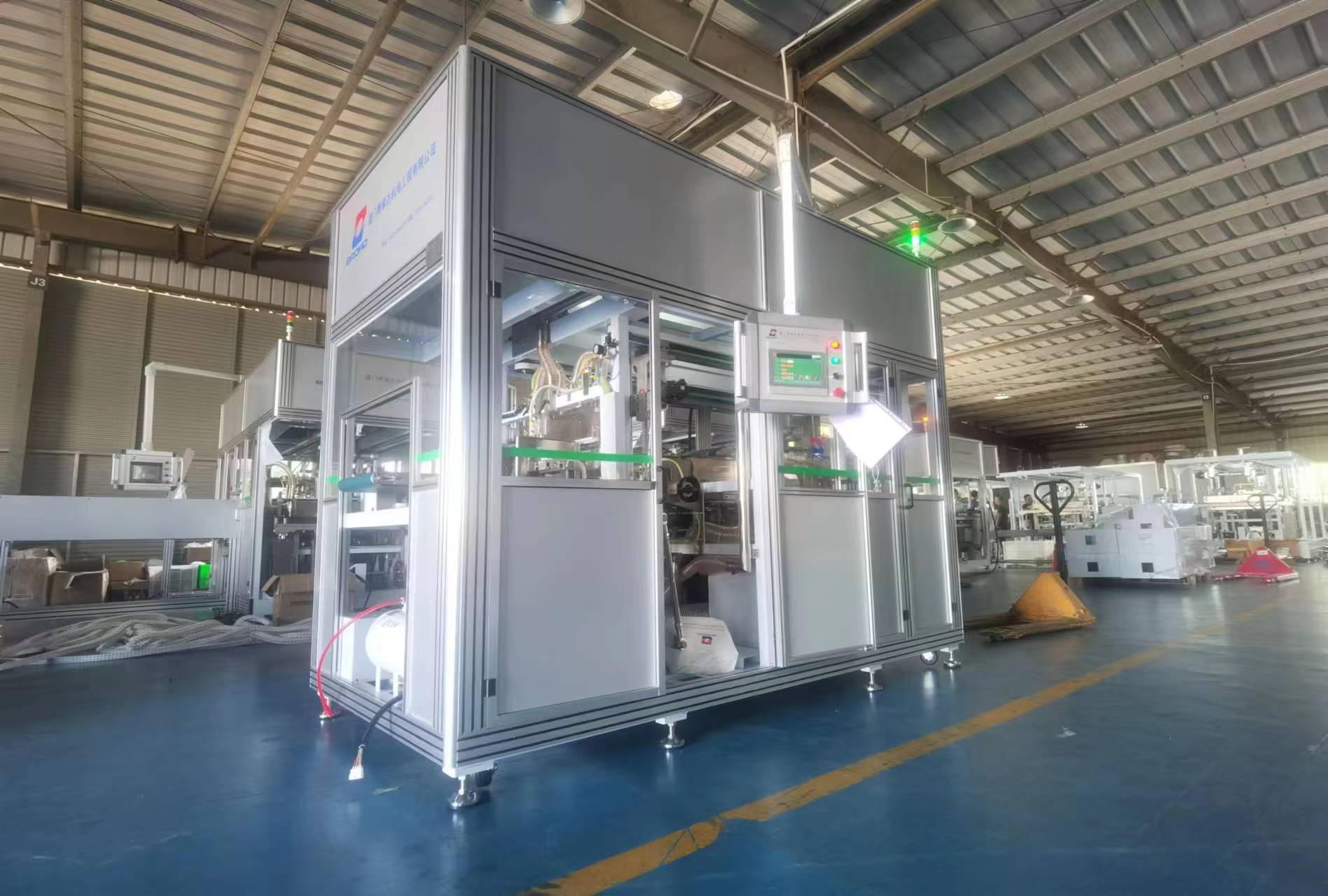 हाई स्पीड सेमी-ऑटो। मेइकीबाओ के लिए बेबी डायपर पैकिंग मशीन का काम पूरा होने के चरण में है