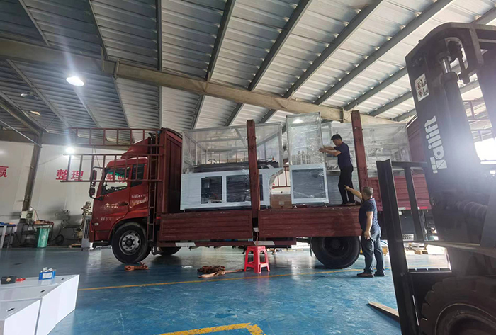 아침에 쏟아지는 폭우 속에서 당신에게 배달할 준비가 된 아기 바지 스태커