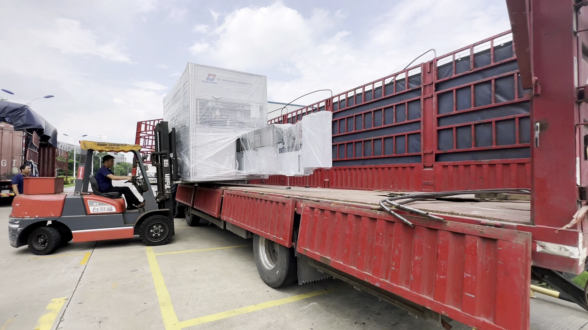 YOFOKE로 배송할 준비가 된 전자동 언더패드 포장기