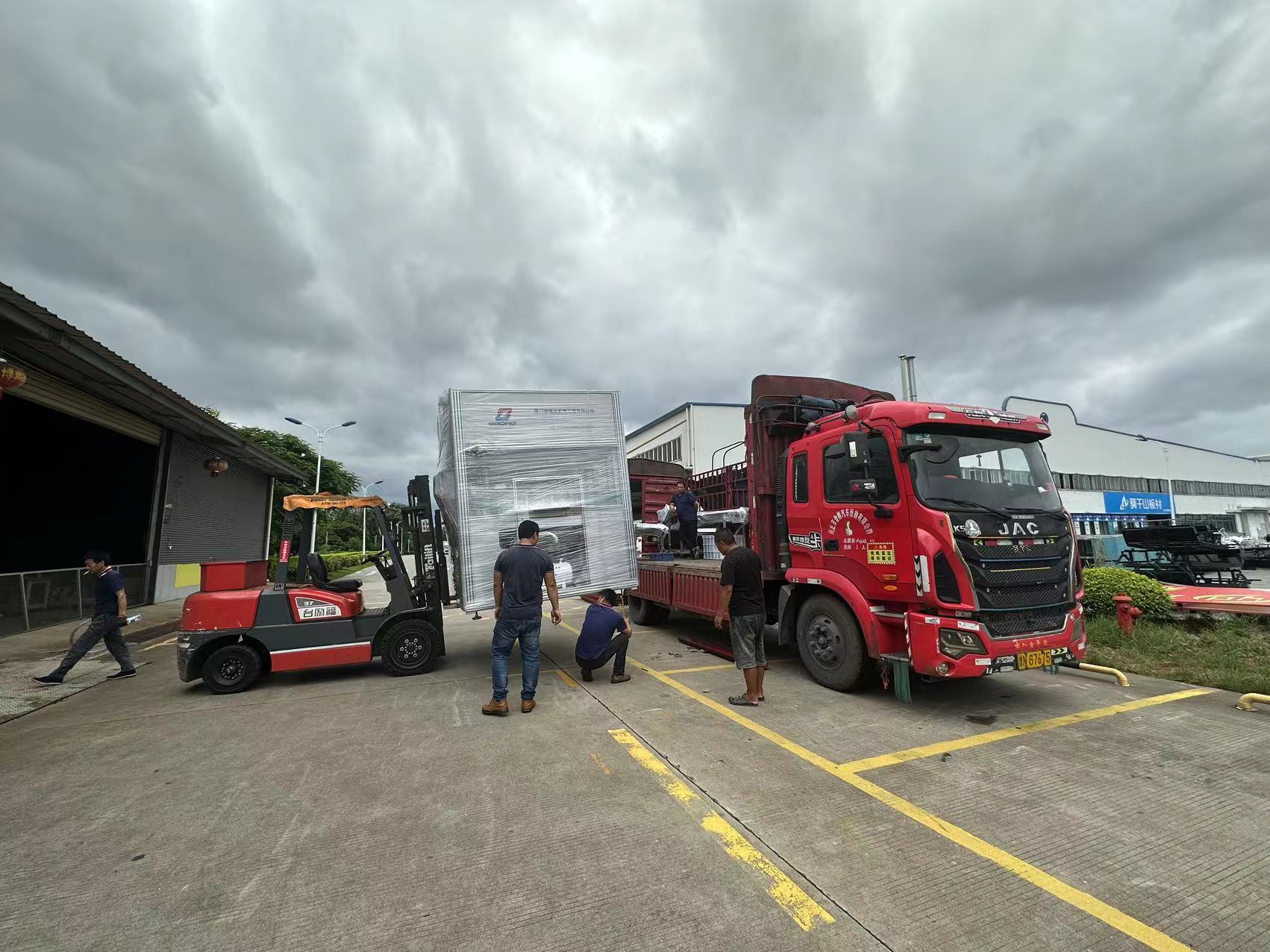HIGH SPEED FULL-AUTO BABY DIAPERS PACKING MACHINE READY TO BE DELIVERED TO OBEE