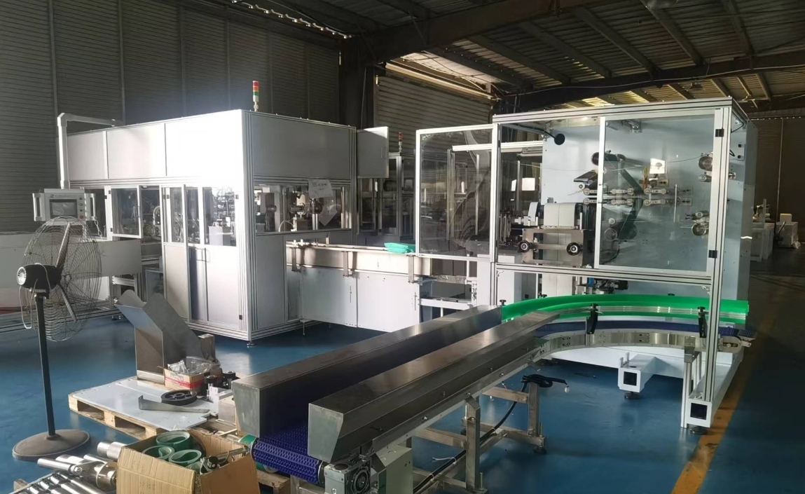 AUTO SEPENUHNYA. MESIN PEMBUNGKUSAN UNDERPADS UNTUK AISHULE HAMPIR SIAP